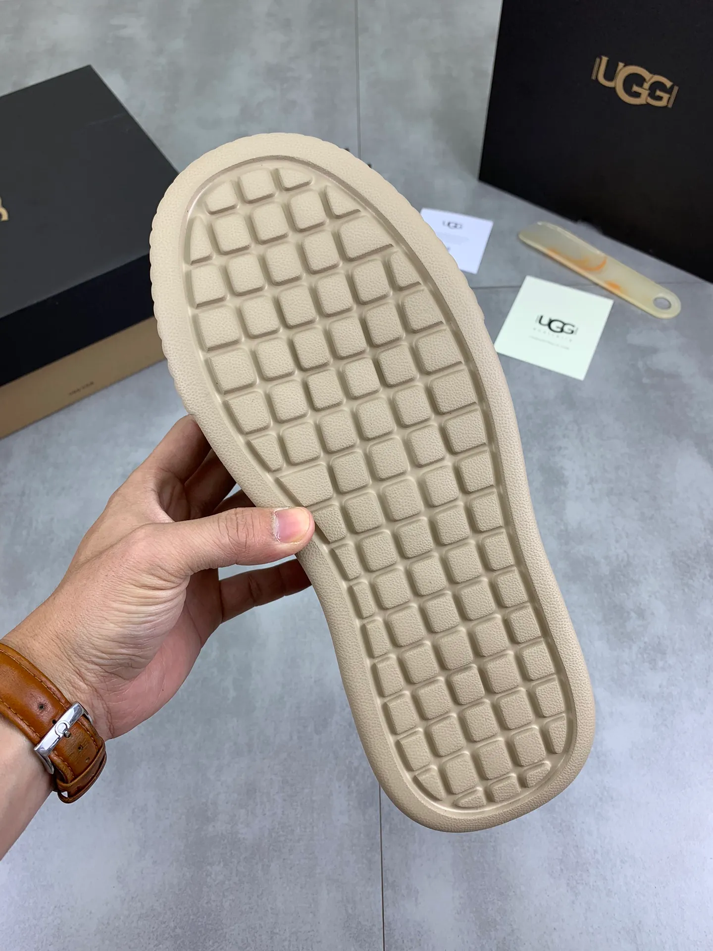 Men's shoes 💰P640 [New style] 💰 🆘 "Real wool" [UGG] 👉The popular men's shoes are synchronized with the official website 🔰The quality of the genuine products [satisfied] is not comparable to the imitations in the general market 🌀The upper is imported Italian frosted cowhide, and the lining is: foot pad 🅰️ grade 🐑Real wool👻Only Grade A can show the effect The hand feels smooth and delicate 🔱The shoe shape is grand, only genuine manufacturers can do it 🎄The perfect toughness of the original outsole 👻⬛️ allows customers to say goodbye to one-time consumption. Real wool lining, super warm. Available in black, brown and gray. Size: 39-44